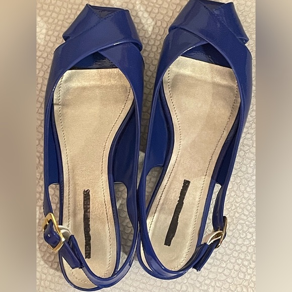 Newport News Sapphire Blue Leather Toe Open Low Sandal sSize 9.5 M - Picture 6 of 8